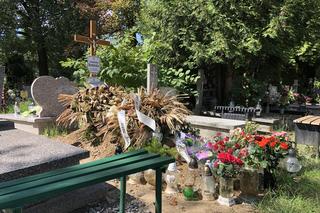 Uschnięte wieńce na grobie Anastazji zamordowanej na Kos