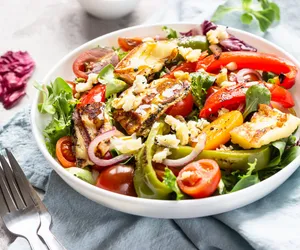 Sałatka z serem halloumi i czerwoną cebulą – pomysł na aromatyczną i pyszną potrawę na ciepło