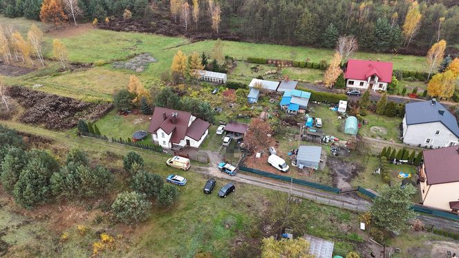 Tragedia pod Wołominem. Ciało 44-latki w szambie. Obok 7-letnie dziecko [ZDJĘCIA]