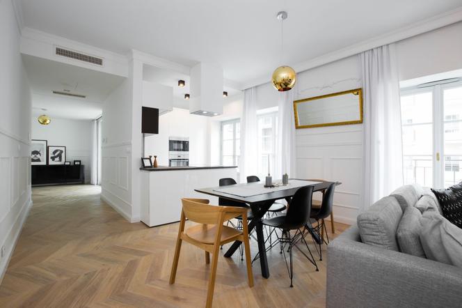 Białe wnętrza: nowoczesny apartament w starej kamienicy