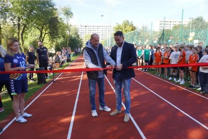 Nowoczesna bieżnia lekkoatletyczna pojawiła się w żorskiej szkole. To wybór mieszkańców