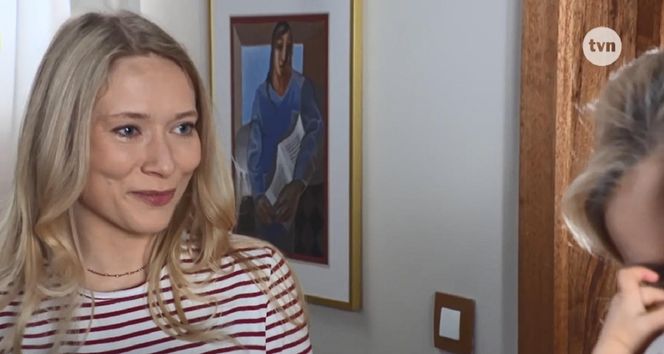 Na Wspólnej odc. 3961. Łucja Agier (Magdalena Kaczmarek), matka Anny Kolendy - Teresa Boska (Sylwia Wysocka), Ania (Kornelia Krynicka)