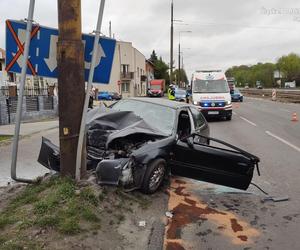 Młody mężczyzna NIE ŻYJE! Jego auto roztrzaskało się na słupie w Będzinie. Wstrząsające zdjęcia 