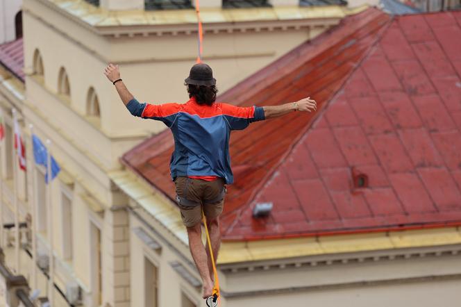   Urban Highline Festival 2023 w Lublinie. Slacklinerzy robią cuda na linach!