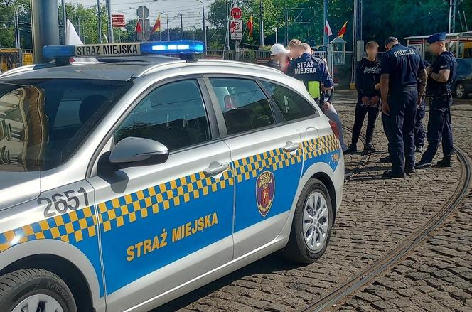 Eksplozja przemocy wśród nastolatków w Warszawie. Pistolety, noże, kastety i pięści. Tak wygląda codzienność niektórych młodych ludzi