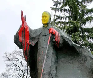 Zniszczono pomnik Jana Pawła II. Wymowny napis [Zdjęcia]