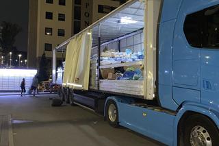 Strażacy-ochotnicy zorganizowali zbiórkę dla powodzian. „Udało się zapełnić tira po brzegi” [ZDJĘCIA]