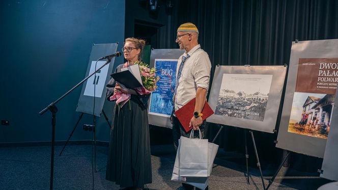 Decyzją Kapituły Nagrodę Główną w Konkursie zdobyła Dorota Filipiak za książkę „Bug z Tobą. Historie o życiu i śmierci na wsi nadbużańskiego Podlasia”