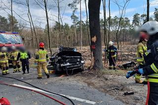 Śmiertelny wypadek w Bieruniu! Nie żyje 36-latek ze zmiażdżonego mercedesa [ZDJĘCIA]