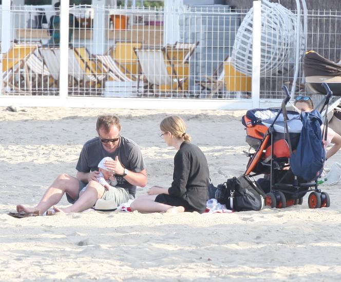 ANDRZEJ CHYRA I PAULINA JAROSZEWICZ Z SYNKIEM NA PLAŻY