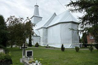 Cały kościół opakowany białą folią. Nie wolno się zbliżać do świątyni! 
