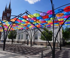 Kolorowe parasolki nad Kilińskiego w Białymstoku