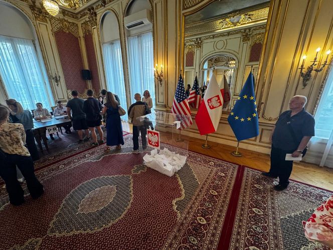 Polacy głosują w wyborach prezydenckich w USA