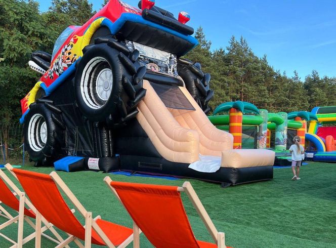 Nowa atrakcja dla dzieci pod Bydgoszczą. Na plaży w Pieczyskach wyrośnie park dmuchańców! Kiedy otwarcie? 