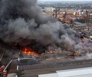 Potężny pożar zabytkowej hali w Gdańsku. Wielka chmura dymu w mieście