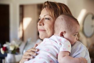 Babcia czy żłobek: pod czyją opieką pozostawić dziecko?