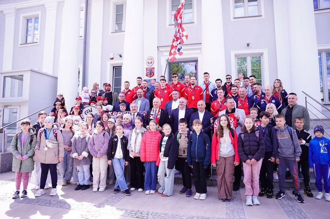 Siatkarze KPS-u z medalami na szyi, dziękowali kibicom za udany sezon