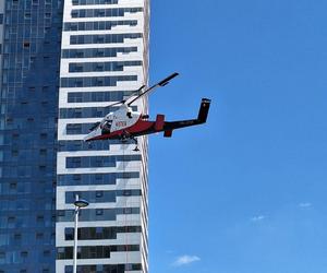 Montaż iglicy na Olszynki Park z użyciem helikoptera