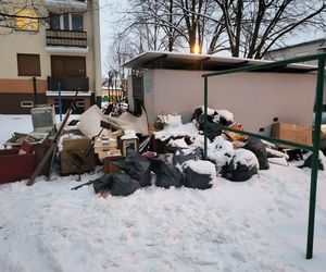 Tak mieszkaniec Gostynia posprzątał mieszkanie. Wielka sterta śmieci przy śmietniku