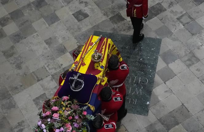 Trumna z Królową przybyła do Westminsteru