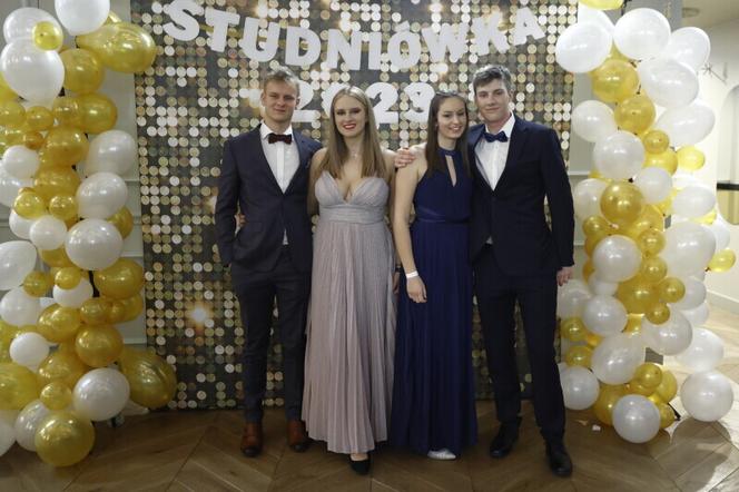 Studniówka na 34. piętrze. Bal maturalny IV LO w Gdańsku [ZDJĘCIA]