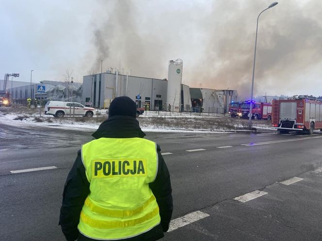 Strażacy wciąż dogaszają halę w Bydgoszczy. Przed nimi jeszcze wiele godzin pracy