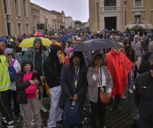 Tłumy w Watykanie. Wierni oddają hołd papieżowi Franciszkowi