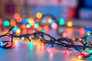 Magiczna funkcja Twoich lampek choinkowych. Mało kto o niej wie, a potrafi całkowicie odmienić świąteczny nastrój. Twoje lampki choinkowe to potrafią? 