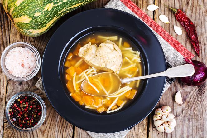 Zupa dyniowa z kurczakiem: przepis na zupę z kurczaka, dyni i makaronu