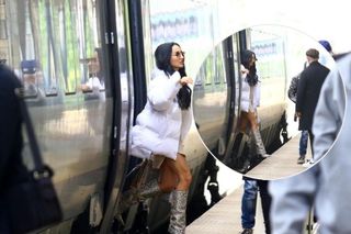 Steczkowska w kozakach na szpilkach i puchowej kurtce w Sopocie! W takim stroju jechała pociągiem. WOW!