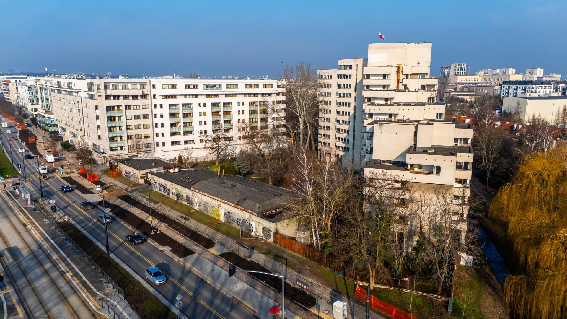 Szpiegowo z lotu ptaka. Blok na Sobieskiego 100 w Warszawie