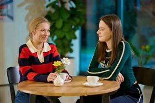 Na Wspólnej odc. 3988. Łucja Agier (Magdalena Kaczmarek), Ula (Julia Jurek)