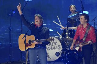 John Fogerty w sądzie musiał bronić się gitarą! Pozwali go za to, kim jest