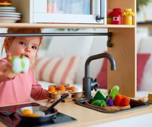 Jak nauczyć dziecko dzielenia się? Naukowcy znają sposób