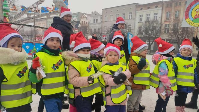 Dzieci z Miejskiego Przedszkola nr 18  rozdawały na rynku w Lesznie świąteczne upominki