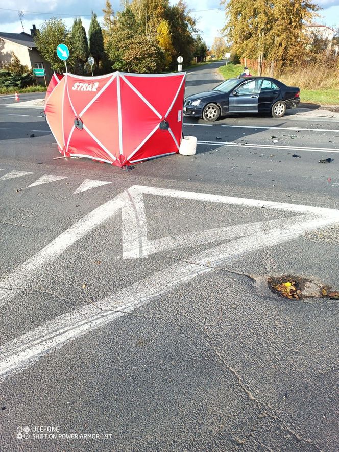 Ozorków. Śmiertelny wypadek. 55-letni motocyklista zginął w zderzeniu z osobówką [ZDJĘCIA]