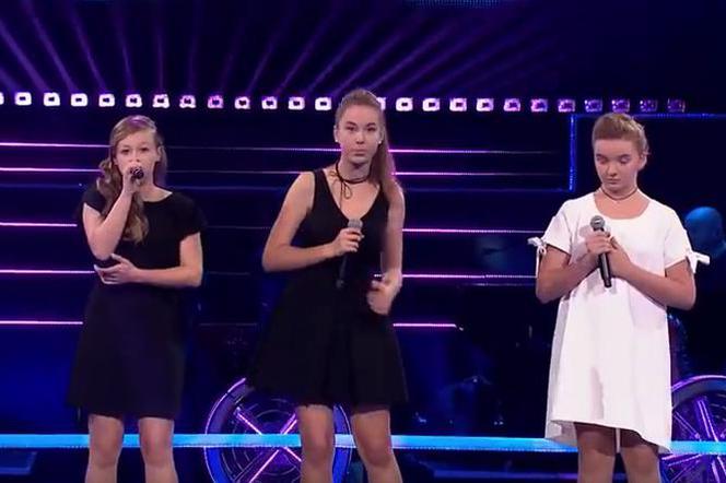 Zuzia Jabłońska (pierwsza z lewej) wygrała bitwę, Kadr z programu The Voice Kids