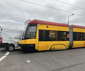 Tramwaj uderzył w busa na Annopolu. Poważny wypadek, motorniczy ranny