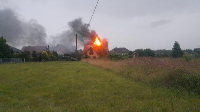 Burze na Dolnym Śląsku. Dom zapalił się od pioruna, strażacy interweniowali ponad 350 razy