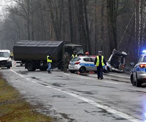 Wypadek ciężarówki z żołnierzami pod Warszawą. Jedna osoba nie żyje, pięć w szpitalu