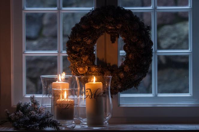 Lampiony i wianek dekoracją okna na Boże Narodzenie