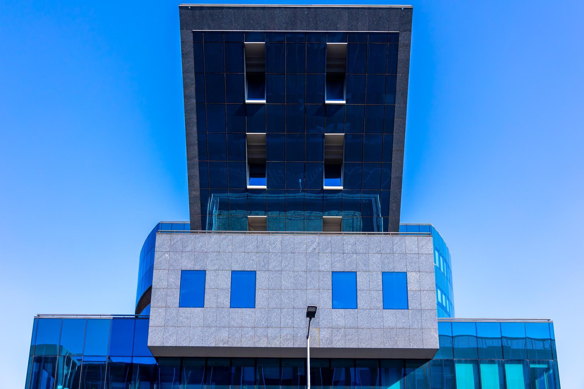 Biurowiec w kształcie czajnika stoi w Warszawie - zdjęcia. Zobacz, jak wygląda