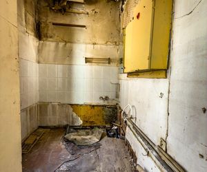 W takim stanie lokatorzy pozostawiają mieszkania komunalne w Olsztynie. Pokazano zdjęcia, burza w sieci