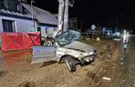 Opel zatrzymał się na słupie, dwóch 20-latków nie żyje