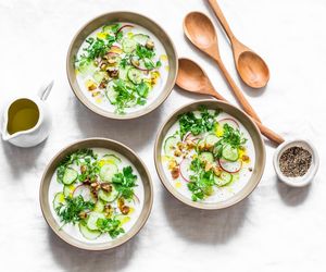 Grecki chłodnik z ogórków z miętą - przepis + WIDEO