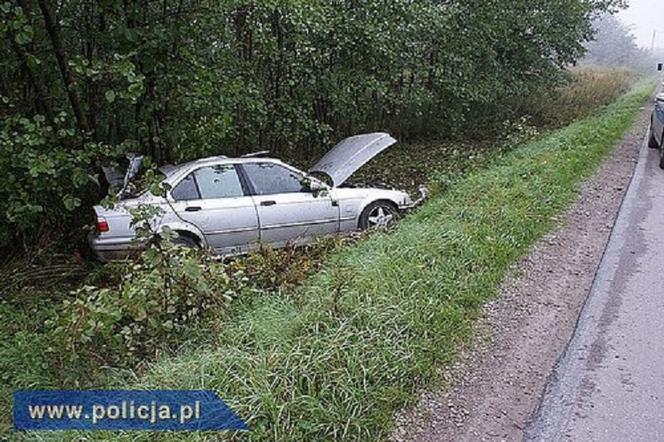 Wypadek w Markuszowie! Samochód wypadł z jezdni