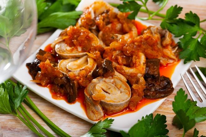 Nic nie smakuje lepiej niż tradycyjny śledź po polsku. Prosty przepis, a efekt zawsze wspaniały