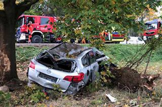 Opel roztrzaskał się na drzewie. Kierowca przez noc leżał uwięziony, nie żyje