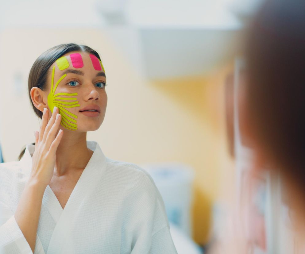 Ujędrnia i napina skórę bez zastrzyków. Na czym polega taping twarzy?