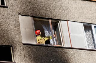 Pożar w bloku! Nie żyje mężczyzna, 10 osób rannych. 7-letnie dziecko w szpitalu